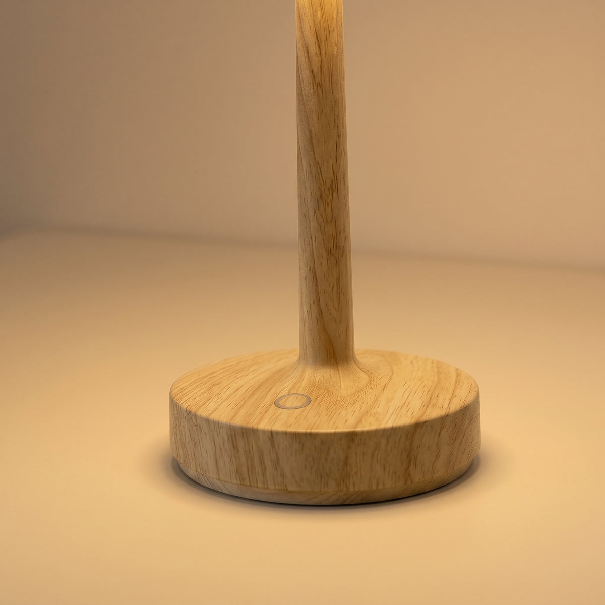 Close-up of the natural wood-effect grain on the stem and base